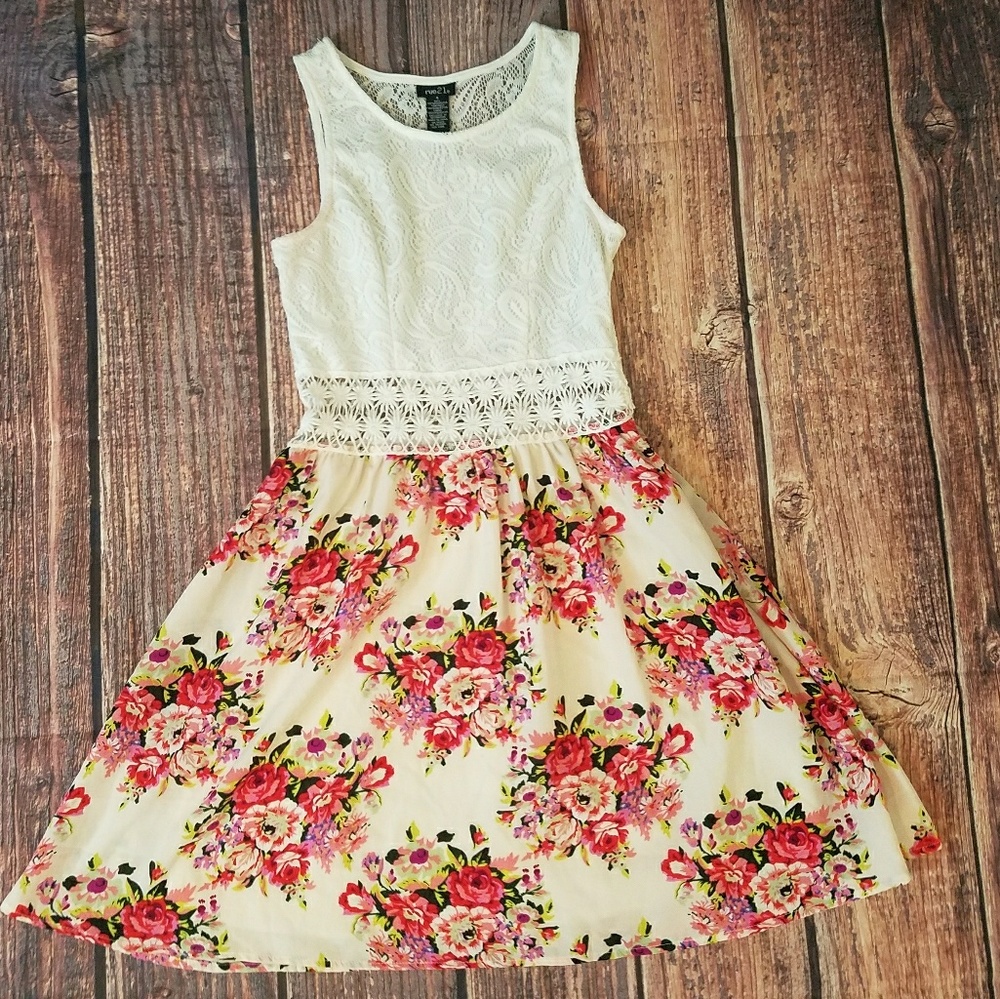 •3\$15• Floral Dress